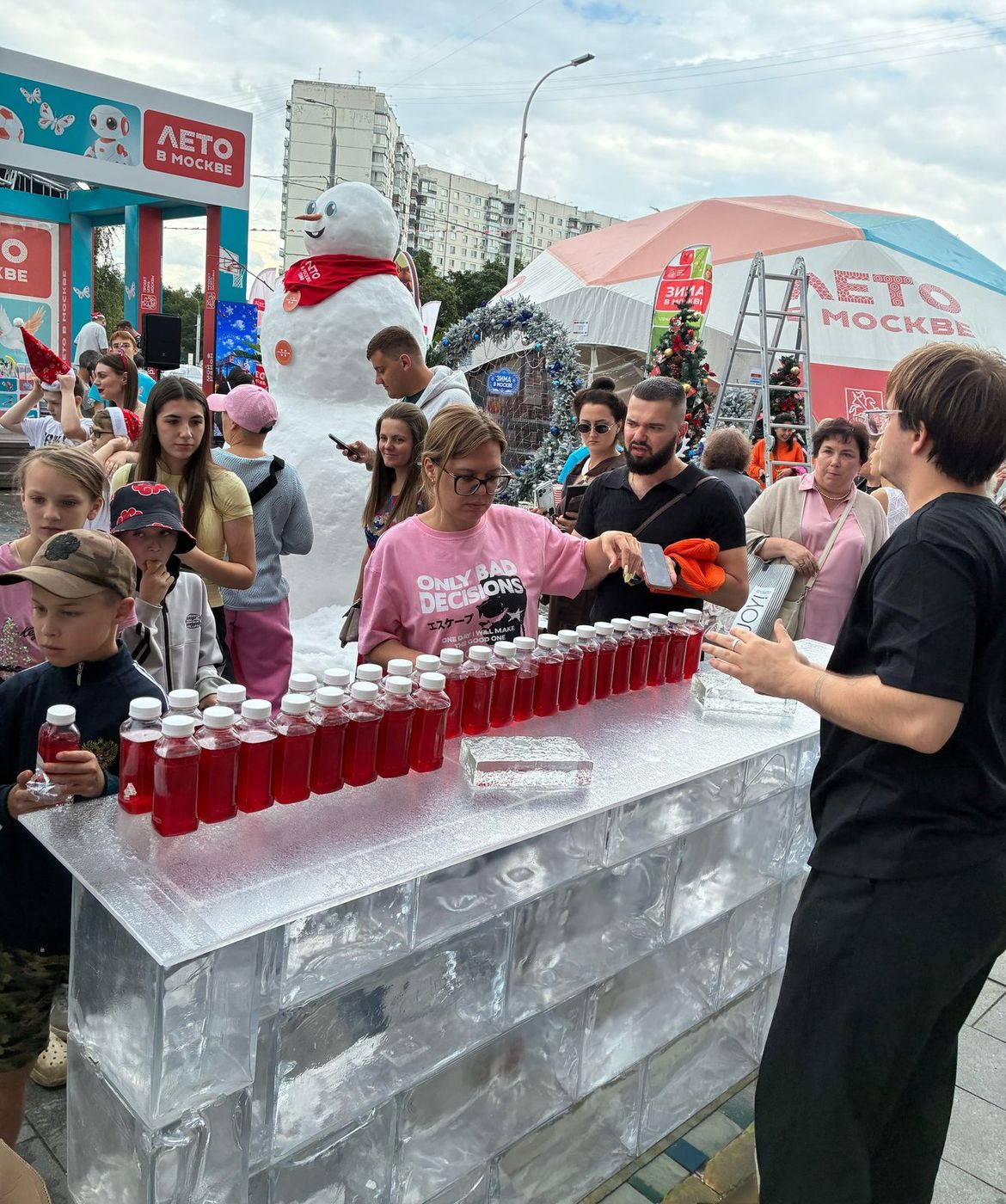 Ледяная барная стойка с напитками на городском празднике